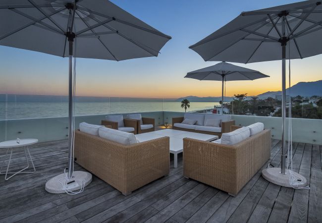 Villa en Marbella -  Frontline Beach Costabella (R2576927) Villa en Marbella -  Frontline Beach Costabella (R2576927)