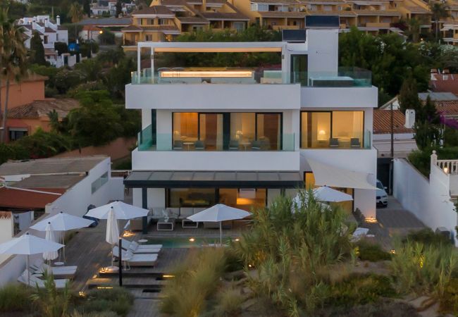 Villa in Marbella -  Frontline Beach Costabella (R2576927) Villa in Marbella -  Frontline Beach Costabella (R2576927)