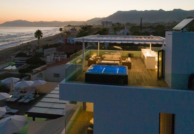 Villa in Marbella -  Frontline Beach Costabella (R2576927) Villa in Marbella -  Frontline Beach Costabella (R2576927)