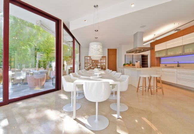 Villa in Nueva andalucia -  Villa Blanca (R2835011) Villa in Nueva andalucia -  Villa Blanca (R2835011)