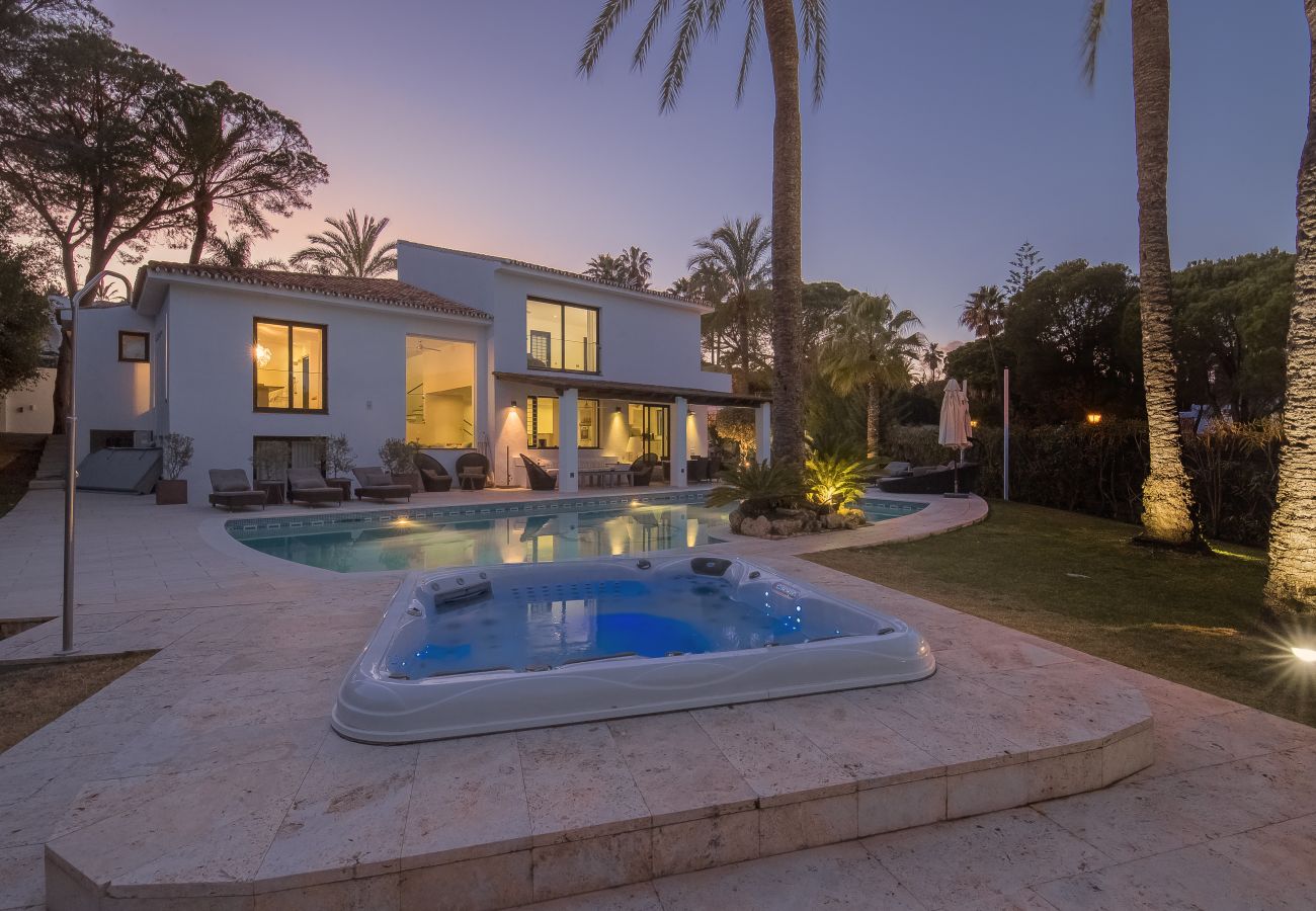 Villa in Nueva Andalucia -  Villa Karma (R2132993)