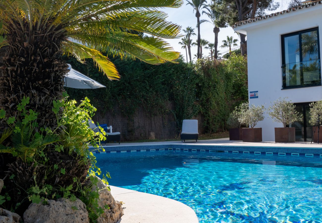 Villa in Nueva Andalucia -  Villa Karma (R2132993)