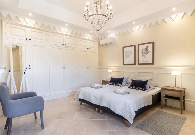 Villa in Marbella -  Villa La Mansion (R2508653) Villa in Marbella -  Villa La Mansion (R2508653)