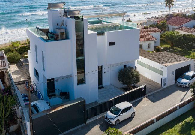 Villa in Marbella -  Frontline Beach Costabella (R2576927) Villa in Marbella -  Frontline Beach Costabella (R2576927)
