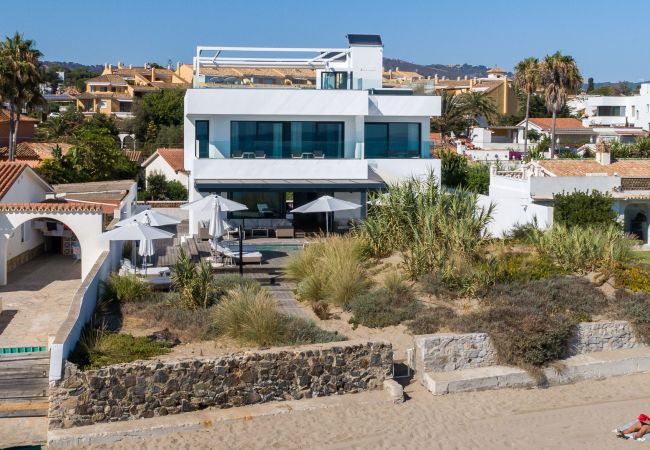 Villa in Marbella -  Frontline Beach Costabella (R2576927) Villa in Marbella -  Frontline Beach Costabella (R2576927)