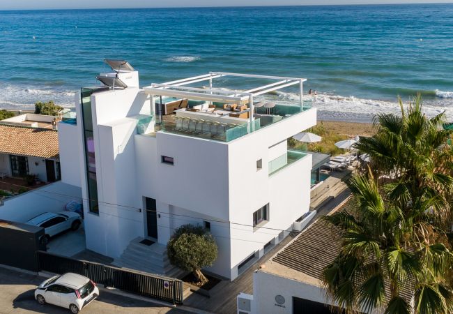 Villa in Marbella -  Frontline Beach Costabella (R2576927) Villa in Marbella -  Frontline Beach Costabella (R2576927)