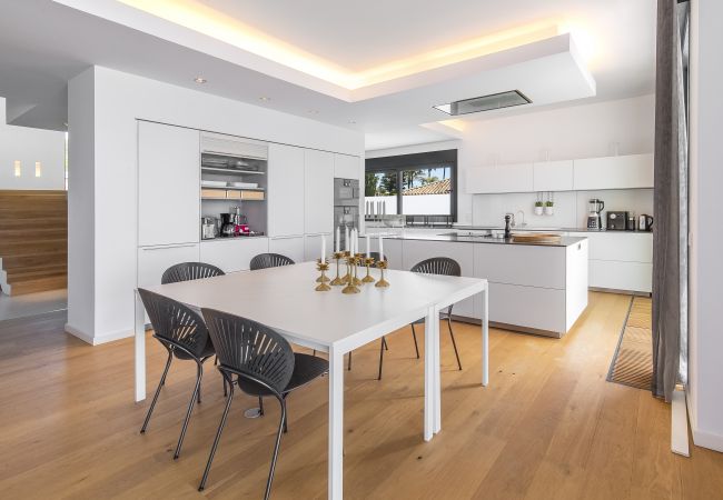 Villa in Marbella -  Frontline Beach Costabella (R2576927) Villa in Marbella -  Frontline Beach Costabella (R2576927)