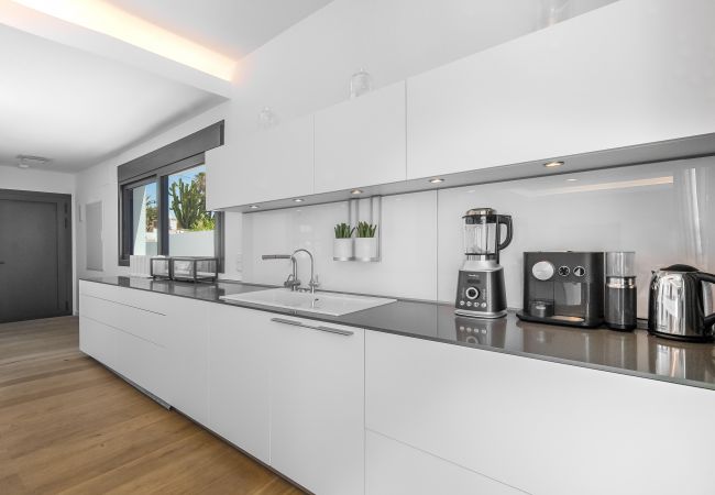 Villa in Marbella -  Frontline Beach Costabella (R2576927) Villa in Marbella -  Frontline Beach Costabella (R2576927)