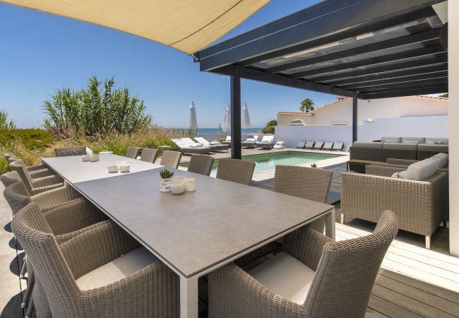 Villa in Marbella -  Frontline Beach Costabella (R2576927) Villa in Marbella -  Frontline Beach Costabella (R2576927)