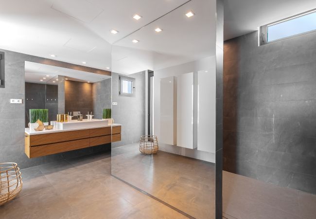 Villa in Marbella -  Frontline Beach Costabella (R2576927) Villa in Marbella -  Frontline Beach Costabella (R2576927)