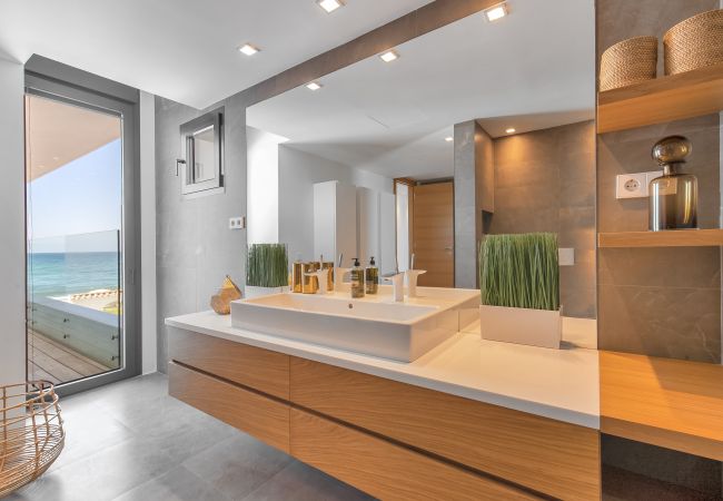 Villa in Marbella -  Frontline Beach Costabella (R2576927) Villa in Marbella -  Frontline Beach Costabella (R2576927)