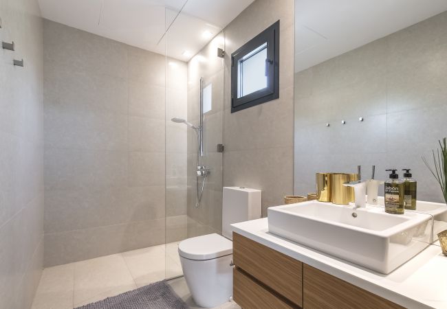 Villa in Marbella -  Frontline Beach Costabella (R2576927) Villa in Marbella -  Frontline Beach Costabella (R2576927)