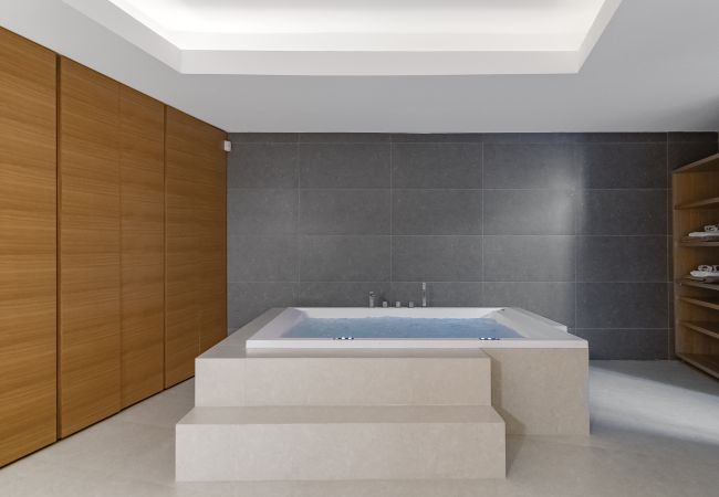 Villa in Marbella -  Frontline Beach Costabella (R2576927) Villa in Marbella -  Frontline Beach Costabella (R2576927)