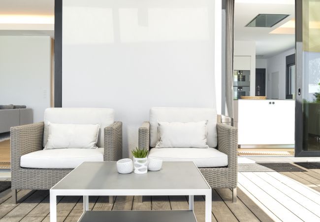 Villa in Marbella -  Frontline Beach Costabella (R2576927) Villa in Marbella -  Frontline Beach Costabella (R2576927)