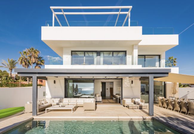 Villa in Marbella -  Frontline Beach Costabella (R2576927) Villa in Marbella -  Frontline Beach Costabella (R2576927)