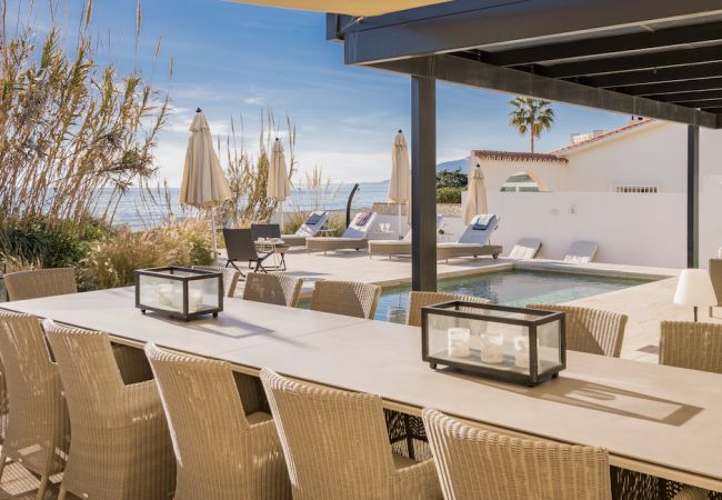 Villa in Marbella -  Frontline Beach Costabella (R2576927) Villa in Marbella -  Frontline Beach Costabella (R2576927)