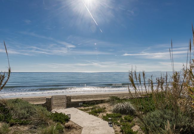 Villa in Marbella -  Frontline Beach Costabella (R2576927) Villa in Marbella -  Frontline Beach Costabella (R2576927)