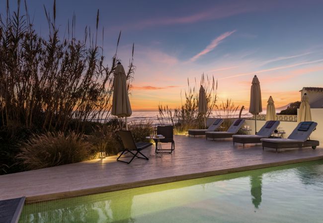 Villa in Marbella -  Frontline Beach Costabella (R2576927) Villa in Marbella -  Frontline Beach Costabella (R2576927)