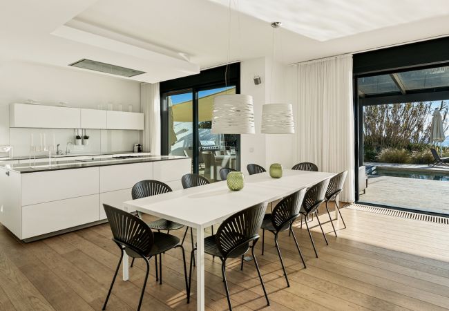 Villa in Marbella -  Frontline Beach Costabella (R2576927) Villa in Marbella -  Frontline Beach Costabella (R2576927)