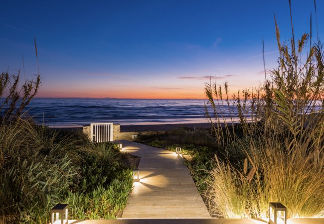 Villa in Marbella -  Frontline Beach Costabella (R2576927) Villa in Marbella -  Frontline Beach Costabella (R2576927)