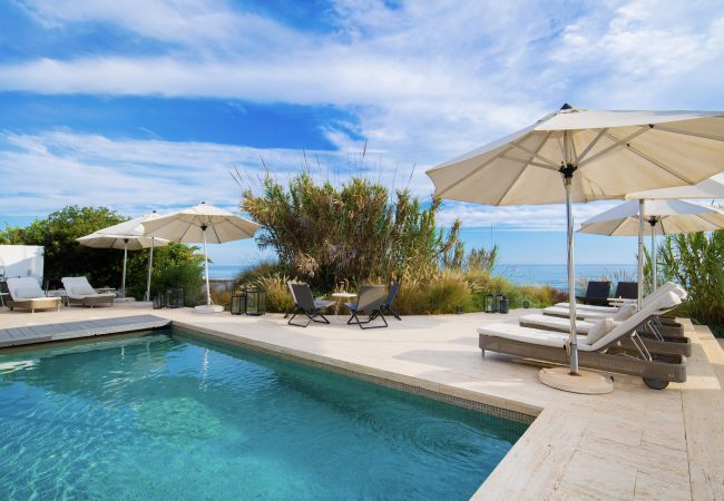 Villa in Marbella -  Frontline Beach Costabella (R2576927) Villa in Marbella -  Frontline Beach Costabella (R2576927)
