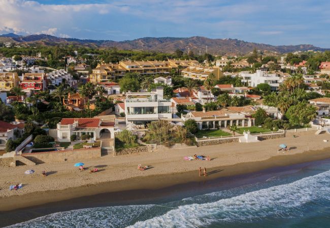 Villa in Marbella -  Frontline Beach Costabella (R2576927) Villa in Marbella -  Frontline Beach Costabella (R2576927)
