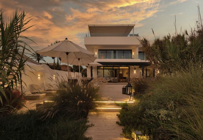 Villa in Marbella -  Frontline Beach Costabella (R2576927) Villa in Marbella -  Frontline Beach Costabella (R2576927)