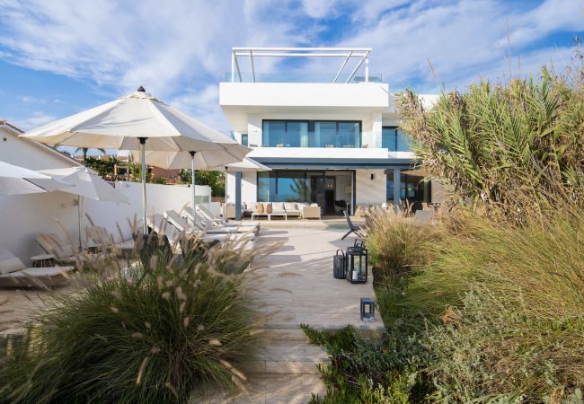 Villa in Marbella -  Frontline Beach Costabella (R2576927) Villa in Marbella -  Frontline Beach Costabella (R2576927)