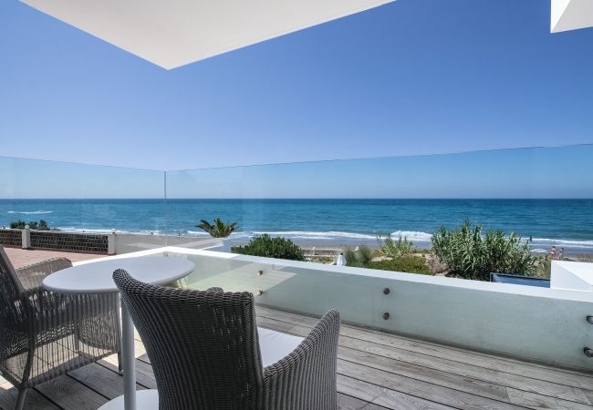 Villa in Marbella -  Frontline Beach Costabella (R2576927) Villa in Marbella -  Frontline Beach Costabella (R2576927)