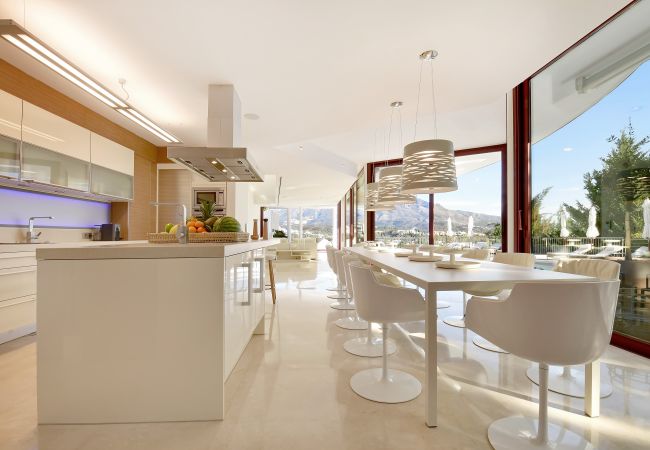 Villa in Marbella -  Villa Blanca (R2835011)