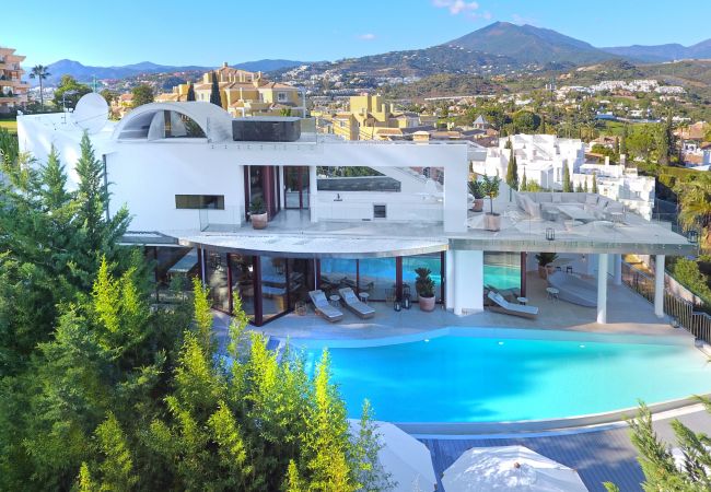 Villa/Dettached house in Marbella -  Villa Blanca (R2835011)