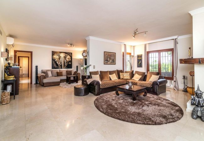 Villa in Mijas Costa -  Villa Lucia (R2149486)