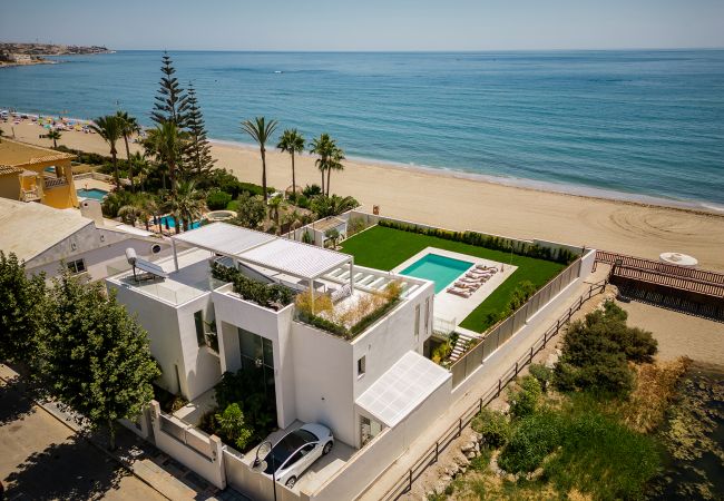 Villa/Dettached house in Mijas Costa - Villa Sea Breeze (R4272085)